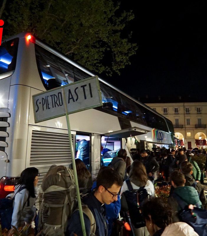 Le immagini della partenza, ieri sera, davanti alla Prefettura (Merphefoto)