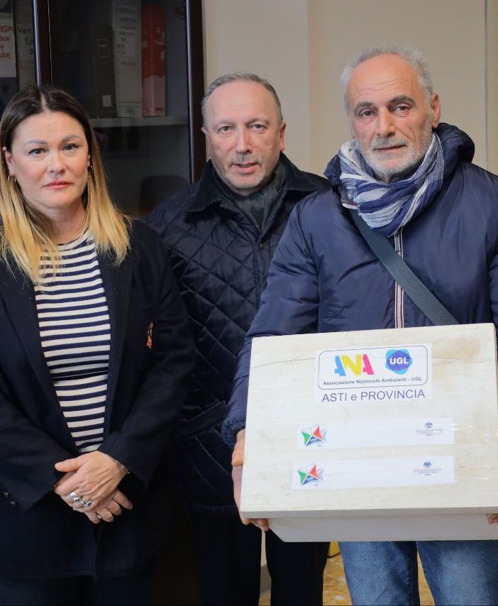La consegna delle licenze all'assessore Bologna (Merphefoto)