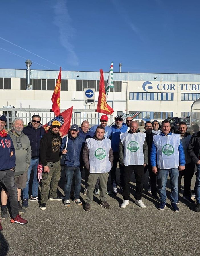La protesta davanti allo stabilimento