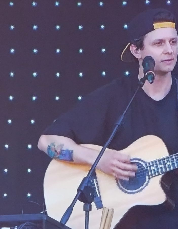 Andrea Cerrato sul palco del Primo maggio