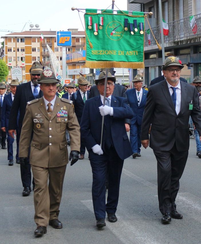 Il Vessilo della Sezione con la scorta d’onore (D. Testa)