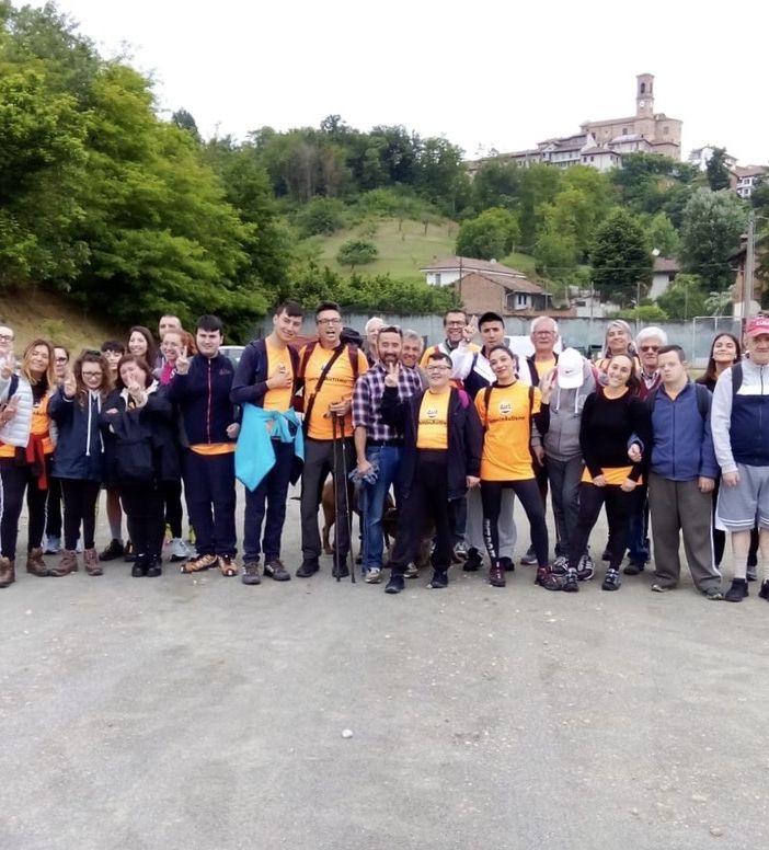 Il gruppo di partecipanti alla CamminAutismo.a Revigliasco d’Asti