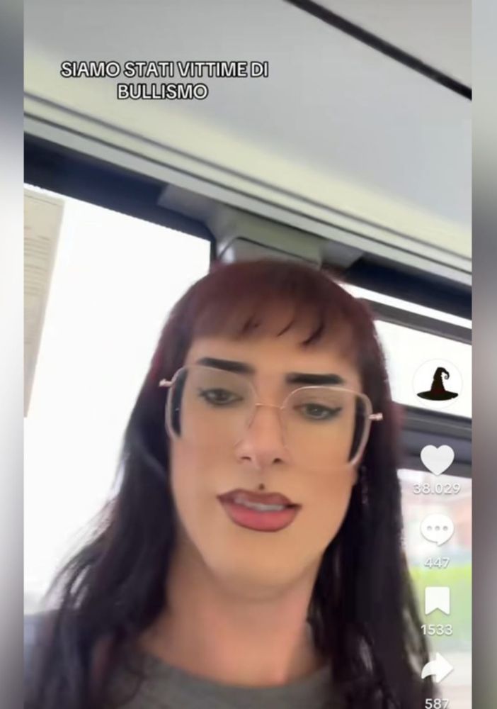Un frame tratto dal video di Cara (2,7 mln di followers) sul bus