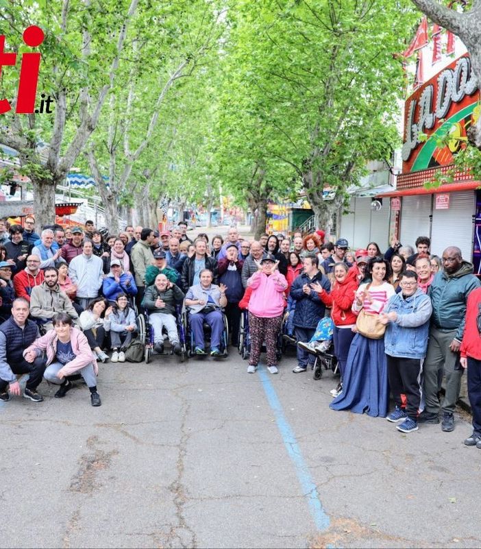 La consigliera Lombardi (prima a sinistra) e il sindaco Rasero con il gruppo accompagnato al Luna Park (ph. Merfephoto - Efrem Zanchettin)