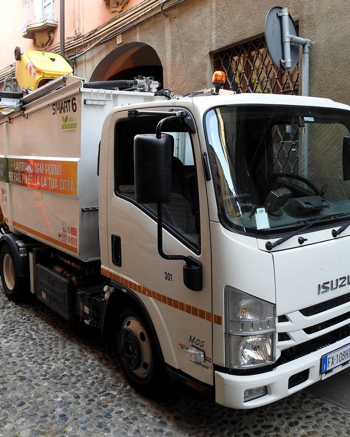 Un mezzo di raccolta rifiuti di Asp