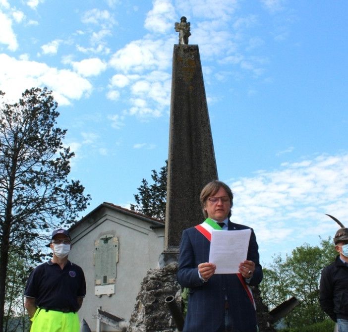 Il sindaco Gianluca Forno con i rappresentanti della Protezione Civile e del Gruppo Alpini in occasione di  &quot;25 aprile: a distanza, ma insieme&quot;