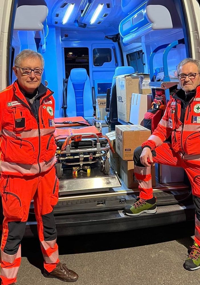 Un'ambulanza della Croce Verde di Asti in partenza per raggiungere i confini dell'Ucraina