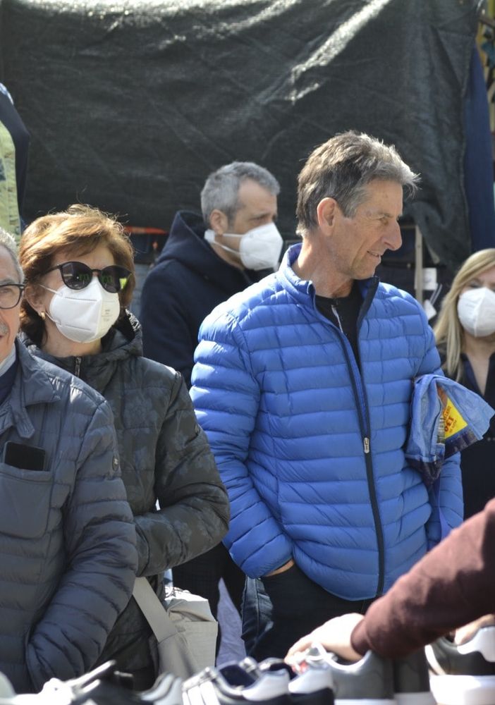 Il candidato sindaco Paolo Crivelli in visita al mercato di Asti