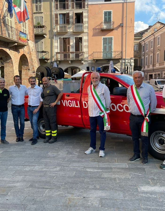 Il momento dell'inaugurazione del mezzo donato