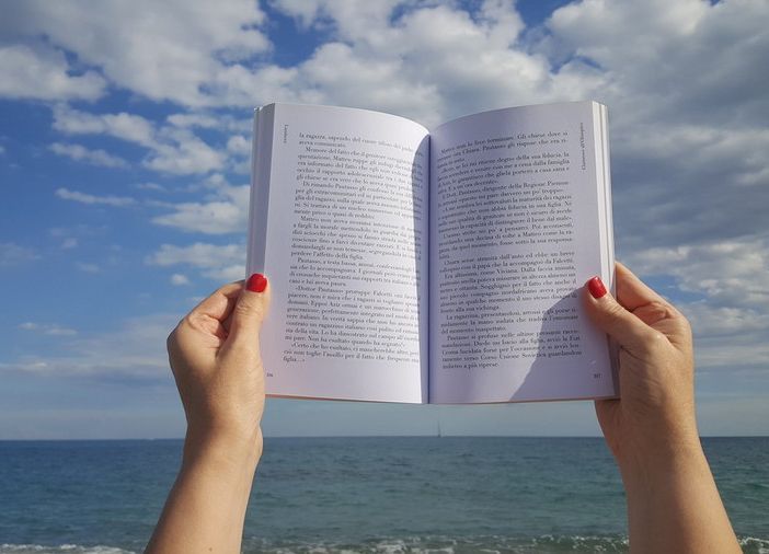 Libri per l'estate. Chi l’ha detto che in vacanza bisogna leggere libri leggeri?