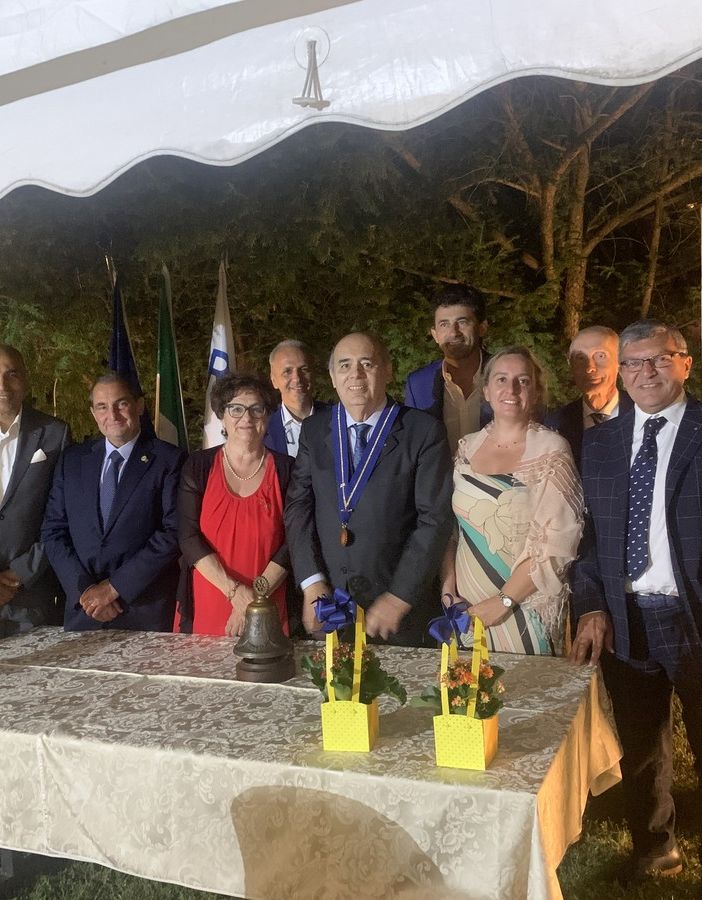 Il nuovo Consiglio Direttivo del Club Rotary Canelli-Nizza Monferrato con al centro, i presidenti Martino e Zaio