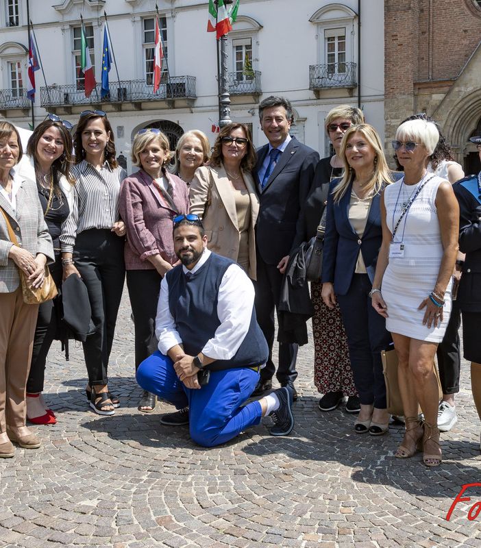 Nella foto da sinistra: Carlotta Accomasso, Mariangela Cotto, Roberta Furnari, Albana Gropaj, Nadia Miletto, Valerio Musica, Silvana Bertolotti, Patrizia D'Onofrio, S.E. Claudio Ventrice, Danila Cavanna, Maria Ferlisi, Elisa Cocchi, Comandante Agenti di Polizia Penitenziaria Alessia Chiosso, la direttrice della Casa Circondariale di Asti Giuseppina Piscionieri