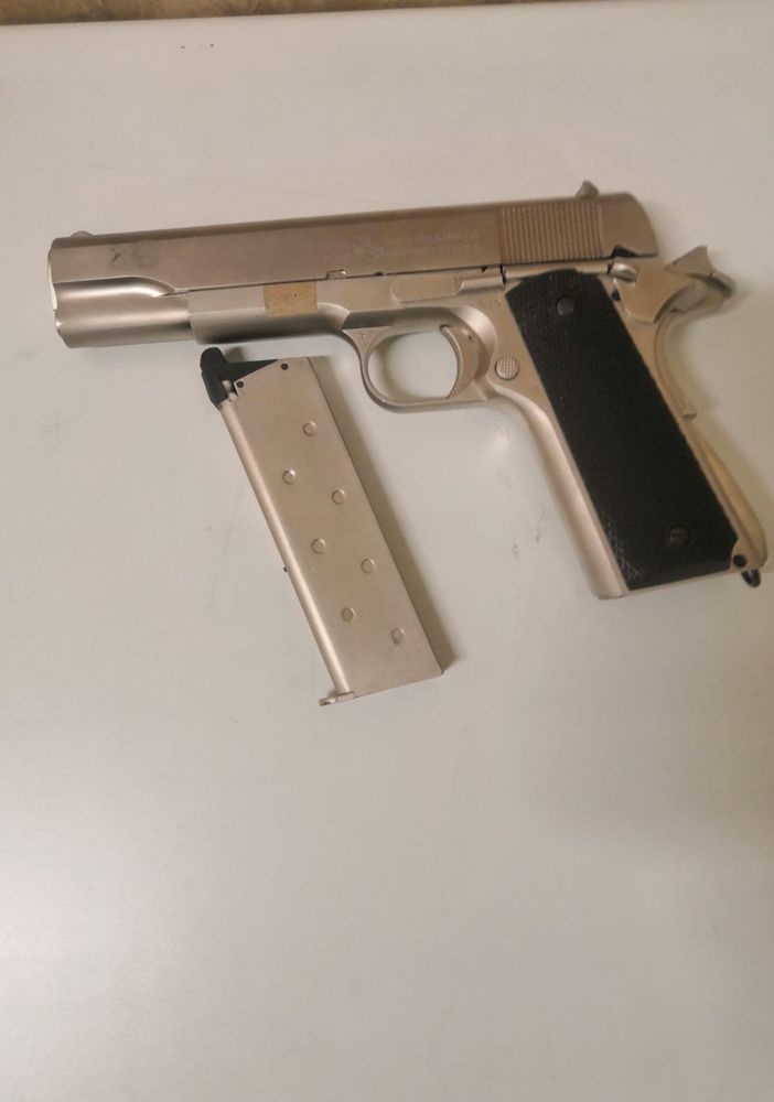 Asti, 69enne minaccia barista con una pistola. Arrestato dalla Polizia