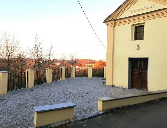 Una nuova piazzetta ad Antignano. Terminati i lavori nello spazio antistante la chiesetta BMV della Mercede