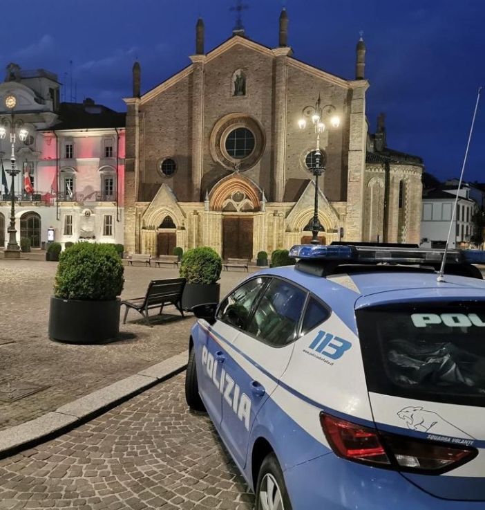 Una Volante della Questura nella centralissima piazza San Secondo