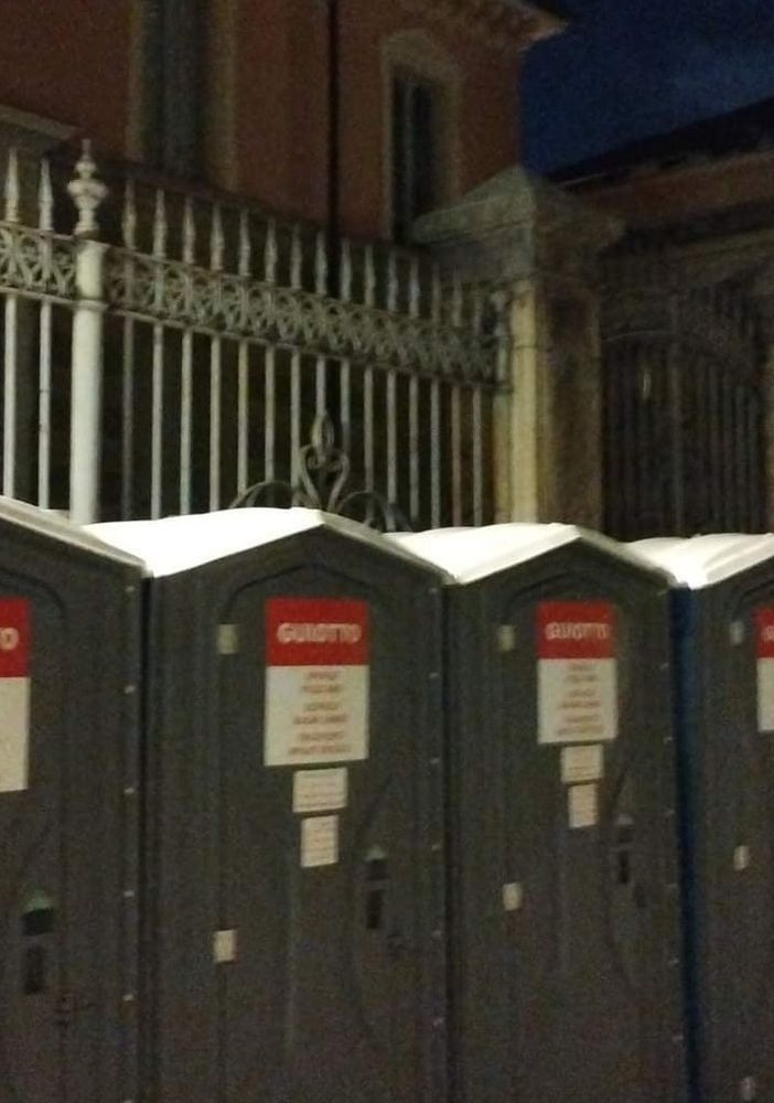 Fa discutere il posizionamento di wc chimici davanti alla Sinagoga di Asti