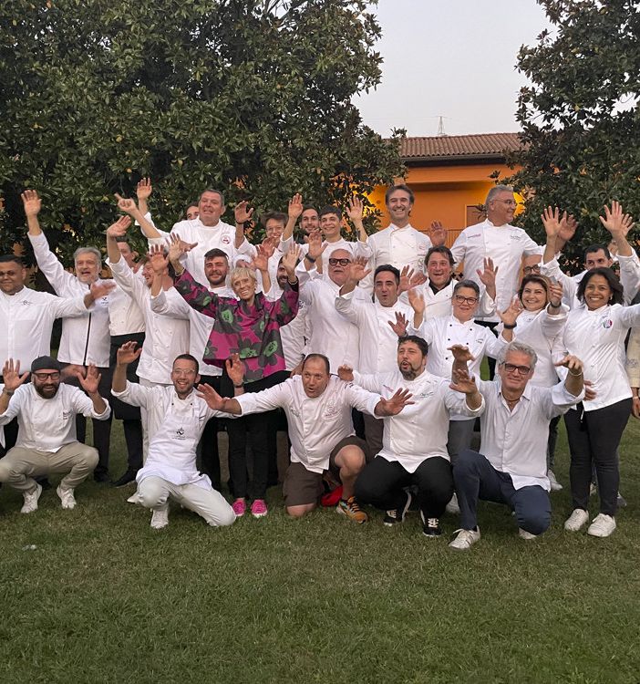 Roberta Candus circondata da un gruppo di chef