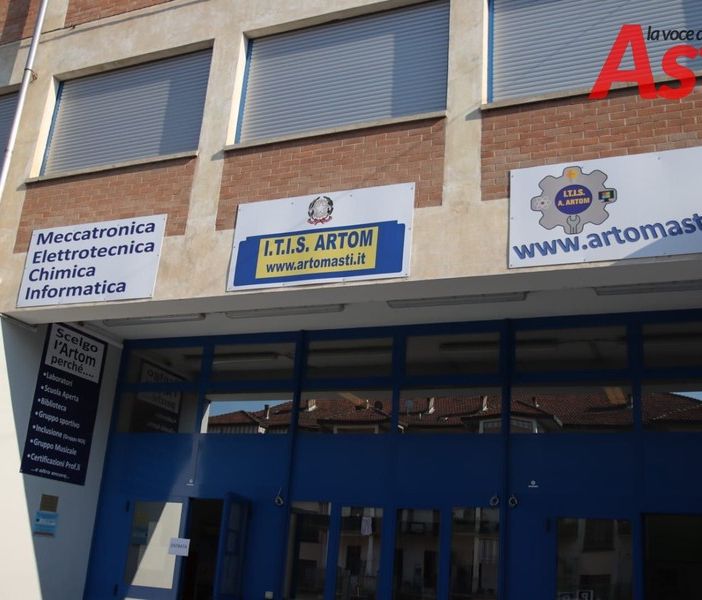 All'Artom di Asti e Canelli totem igienizzanti e rilevatore della temperatura per la Maturità 2020
