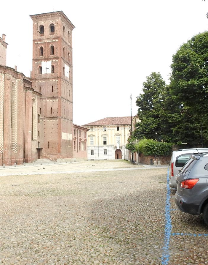 Stalli di sosta in piazza Cattedrale