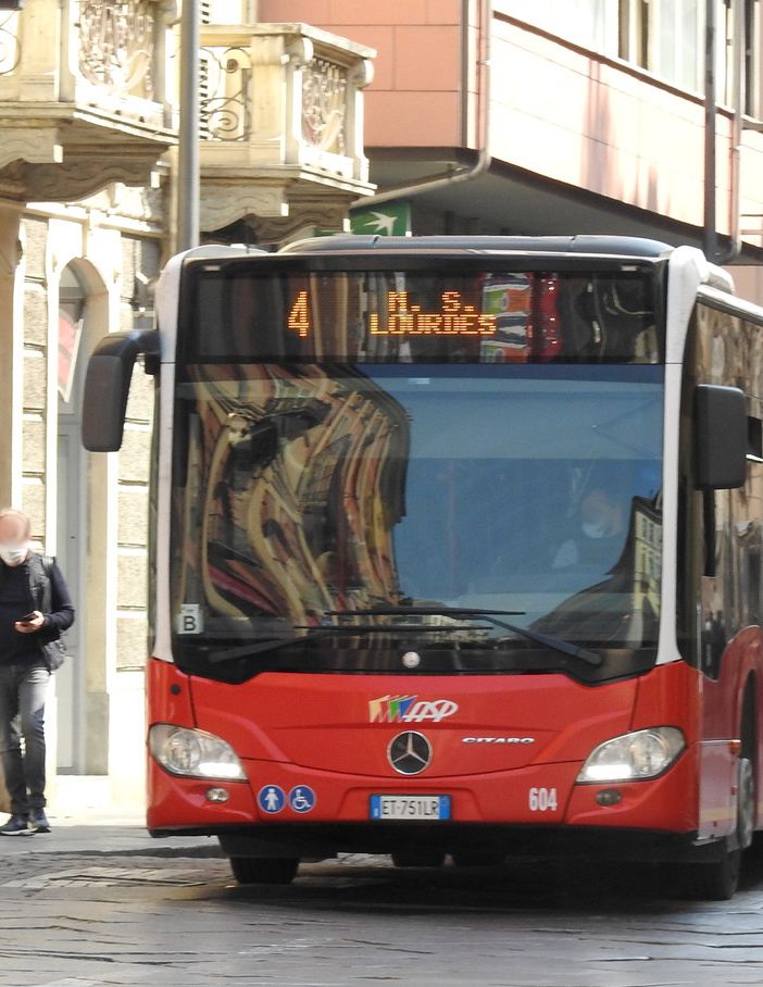 Uno degli autobus della flotta Asp