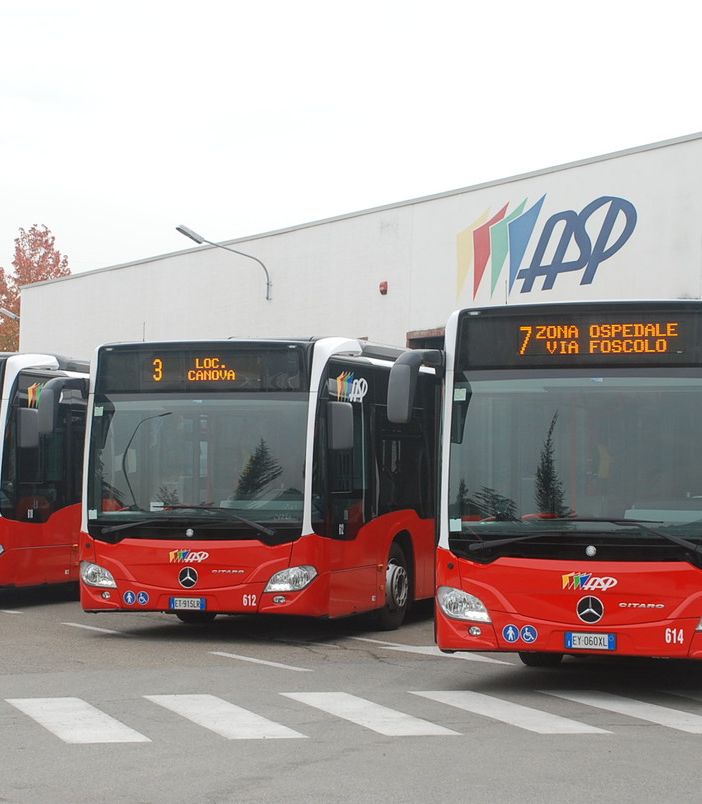 Gli abbonamenti mensili dei bus urbani di Asp per gli ultra 65enni  sono in vendita all’edicola della stazione