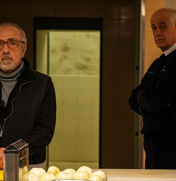 Silvio Orlando e Toni Servillo in una scena di &quot;Ariaferma&quot; di Leonardo Di Costanzo