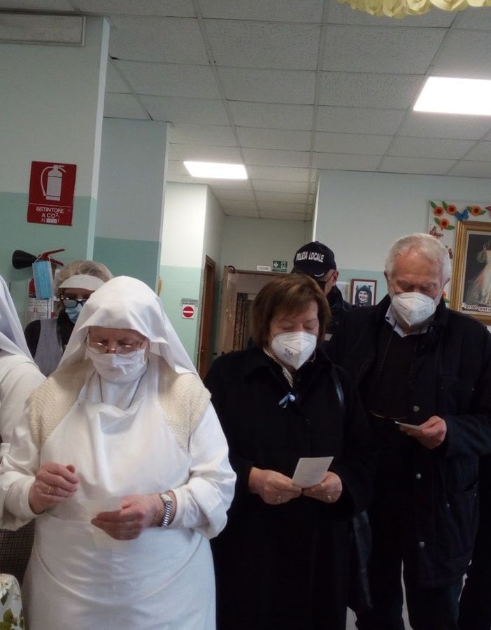 Il momento della preghiera condotta da Suor Luigina con Mariangela Cotto, Arnaldo Malfatto (One More Life), altri volontari e i vigili urbani.