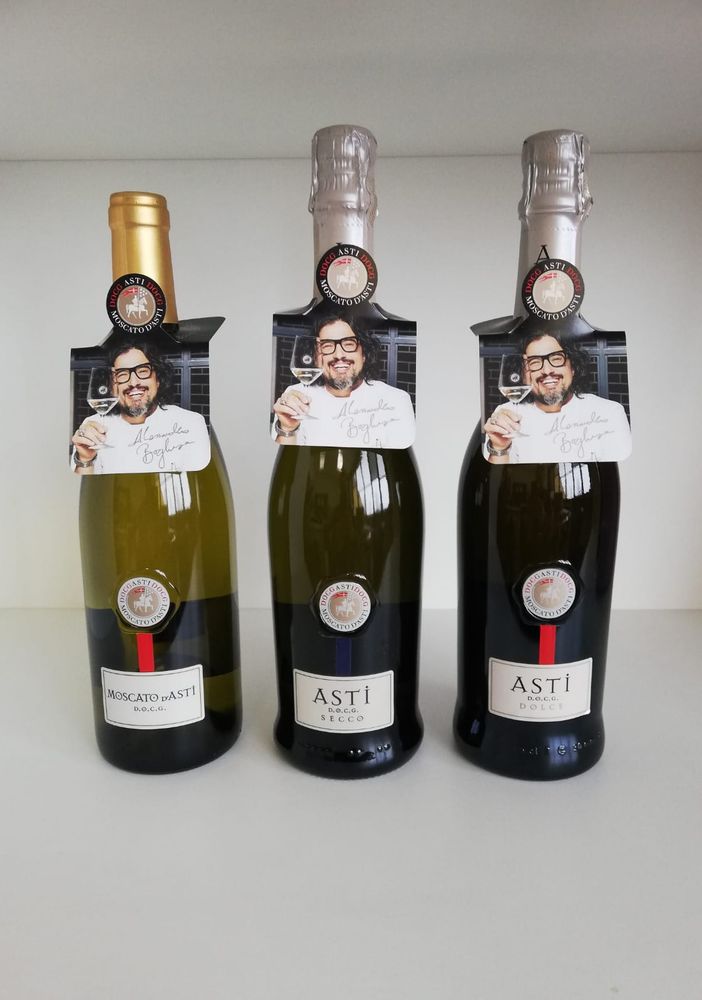 Il Consorzio dell’Asti presenta i nuovi neck hangers firmati da chef Alessandro Borghese