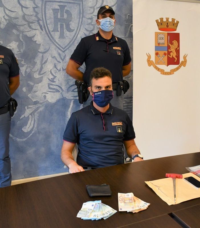 Agenti con lo stupefacente posto sotto sequestro