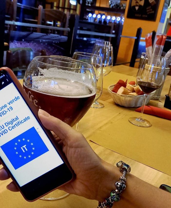Green Pass, arrivano i chiarimenti del Viminale: gli esercenti potranno controllare l'identità solo in caso di incongruenze