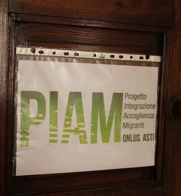 Manifesto contro la tratta, sede Piam, Asti (Ph. Laura Nosenzo)