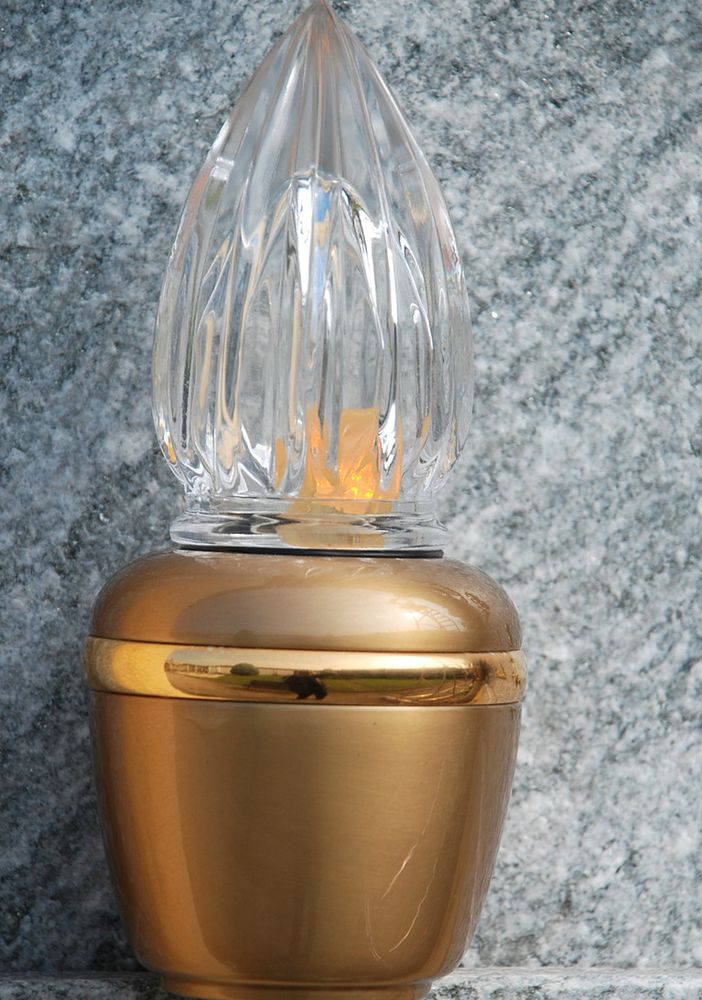 Un lumino votivo cimiteriale