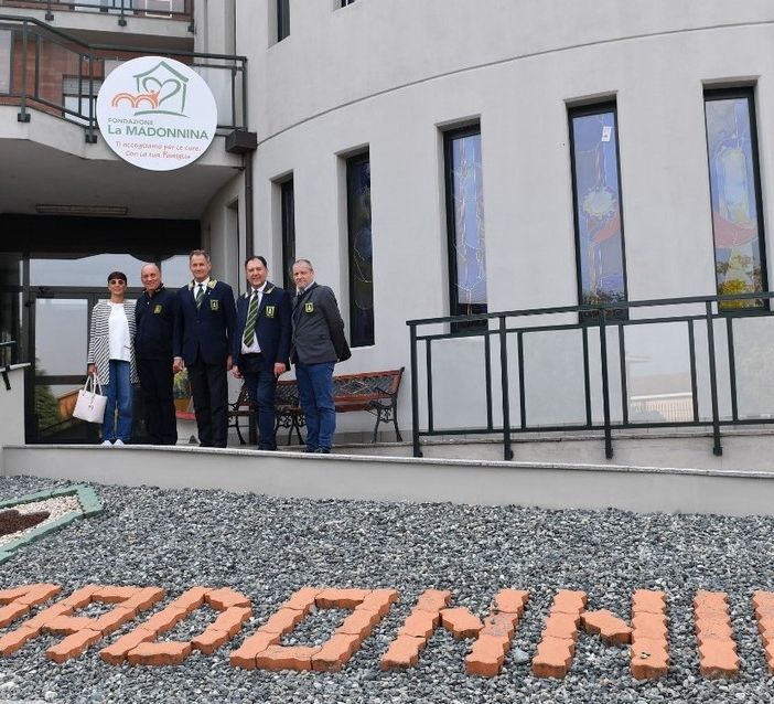 La delegazione A.N.F.I., guidata dal presidente Cav. Michele Marchese, di fronte alla struttura candiolese
