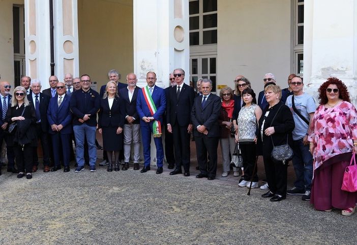 Il gruppo dei partecipanti all’ingresso del Museo con il Sindaco Maurizio Rasero (al centro), Livio Negro, Silvana Bertolotti, l’on. Marcello Coppo (a sinistra) Maurizio, Monzani, Carlo Varni, (a destra) ed alcuni delegati provinciali, comunali ed intercomunali.