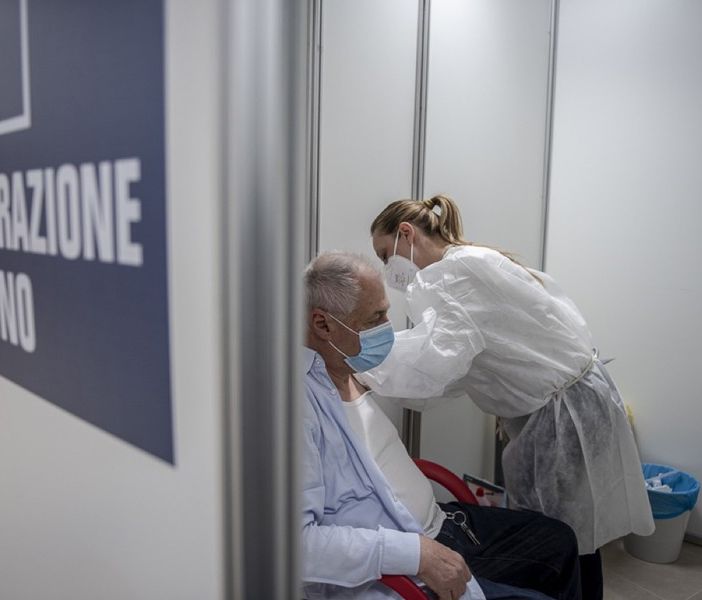 Terza dose per la fascia 40-59 anni: da lunedì 22 al via in Piemonte le prenotazioni in farmacia e sul portale