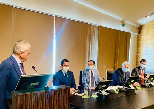 Un'immagine del giugno scorso: il presidente della concessionaria Giovanni Quaglia interviene al vertice sull'autostrada promosso dalla Regione al castello di Grinzane