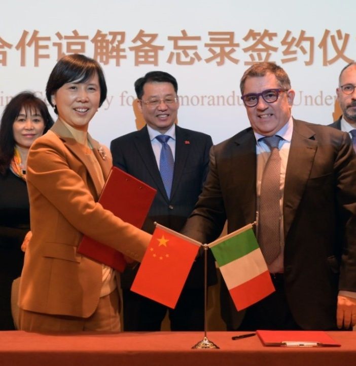 Due immagini (la seconda a fine articolo) relative la firma del protocollo d'intesa tra la Camera di Commercio AL-AT e quella cinese in Italia