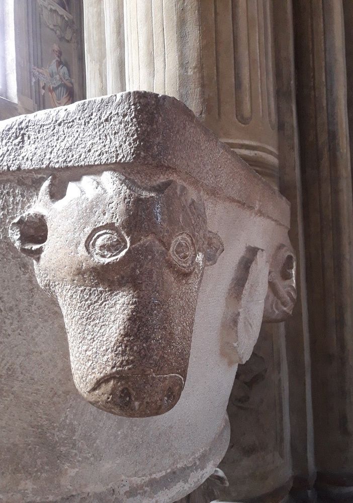 Acquasantiera medievale su capitello romano nel gotico della Cattedrale di Asti