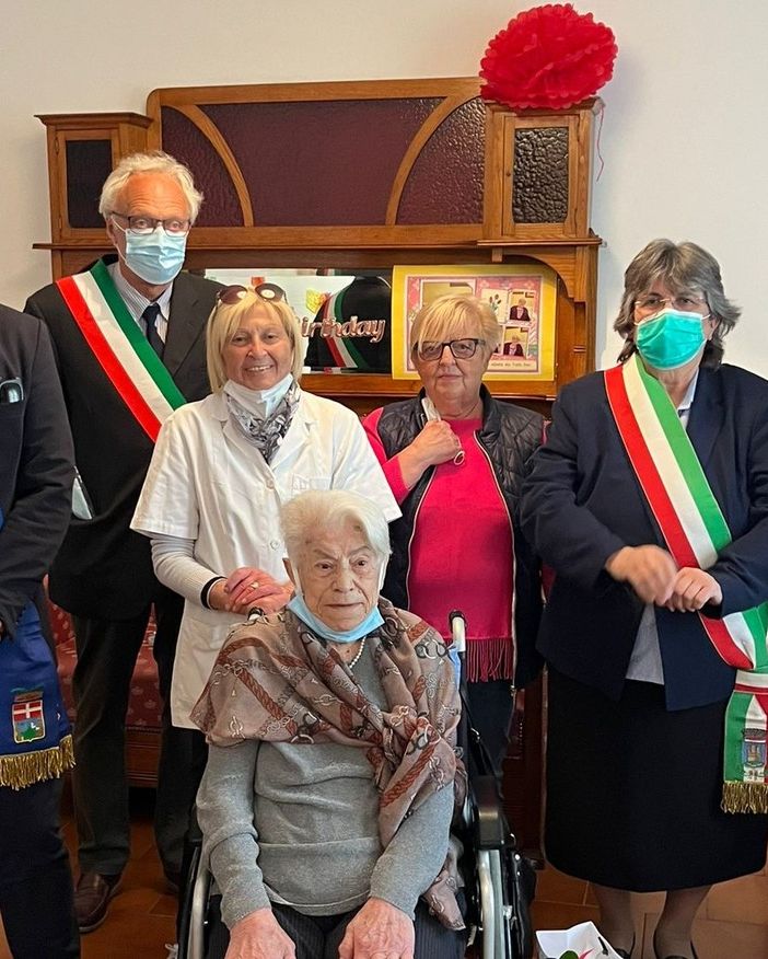 Nella foto con la neocentenaria, le autorità, una operatrice della struttura e il parroco.