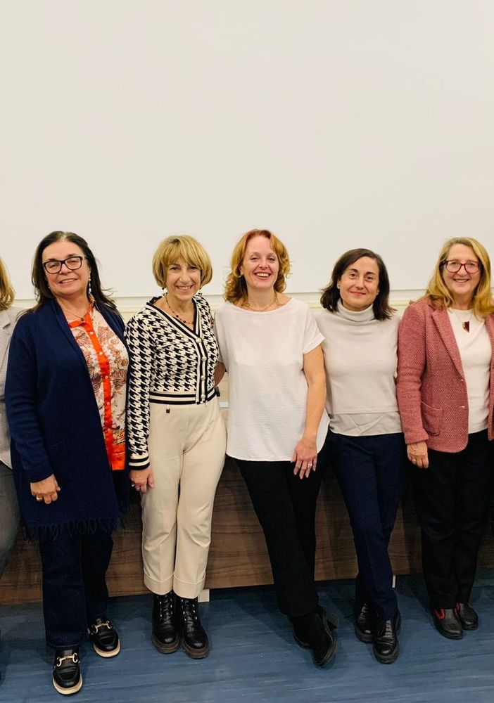 Alcuni ragazzi dell'Alfieri con la dirigente Stella Perrone