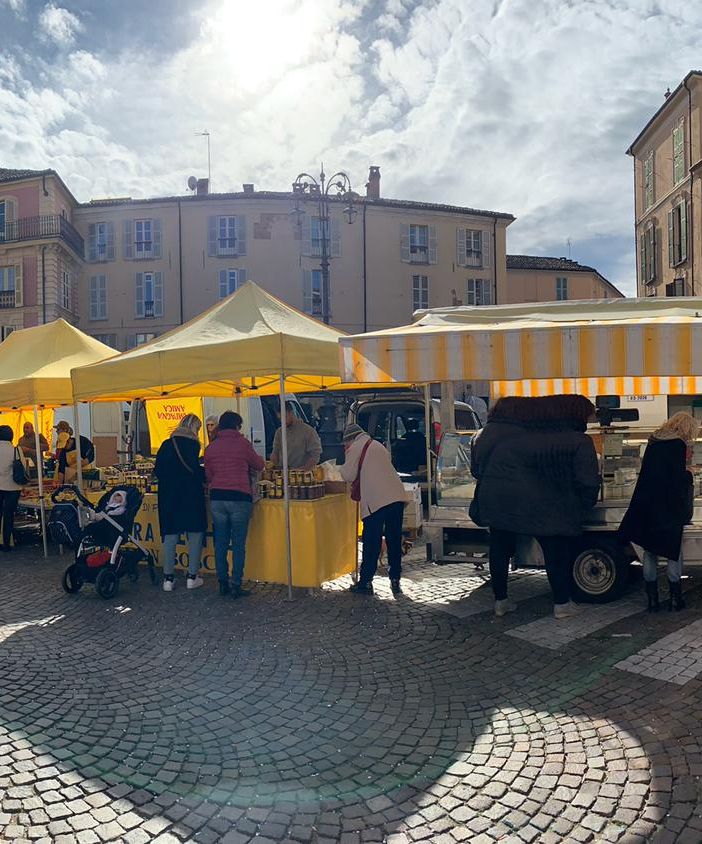 Il mercatino in piazza Statuto Asti