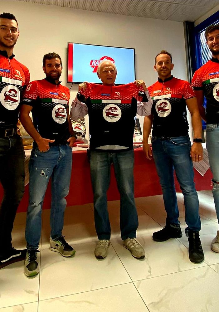Amos Mosaner, Sebastiano Arman, Simone Gonin e Joel Retornaz con il presidente Raspini