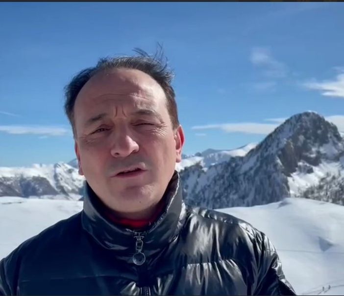 Alberto Cirio con sfondo montano