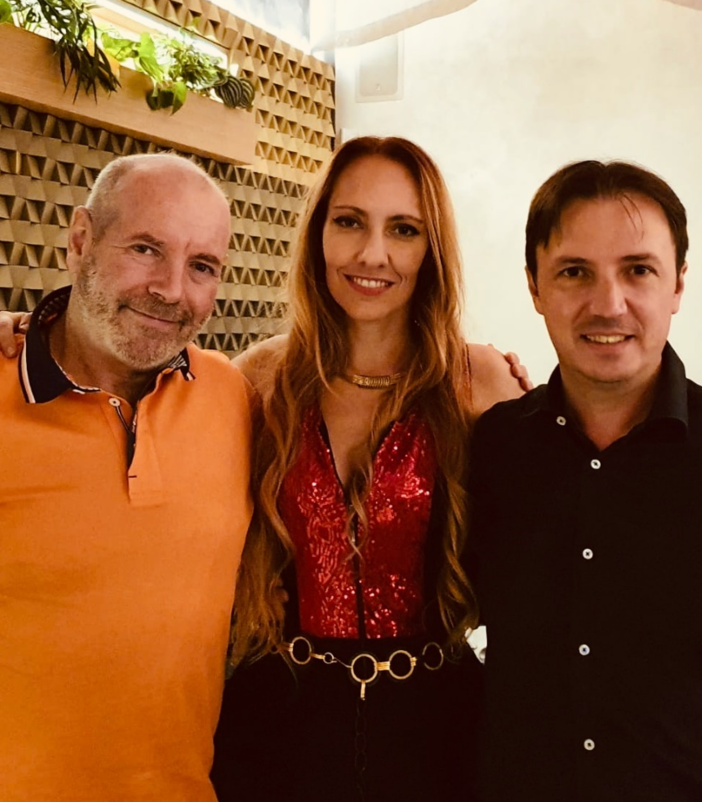 Samantha Panza ritratta con lo stuntman Walter Siccardi (a sinistra) e con il responsabile del documentario Fabrizio Di Salvo