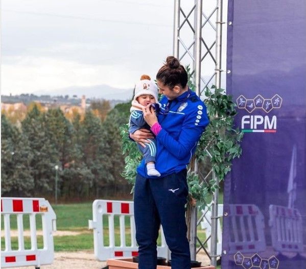 Immagine d'archivio dell'atleta sul podio con la figlia, all'epoca neonata