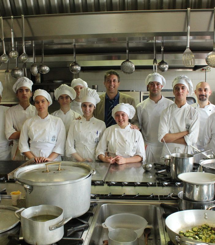Allievi di Colline Astigiane in cucina