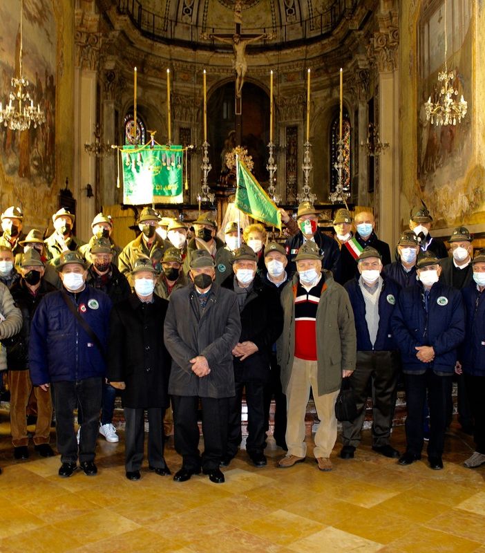 Il Gruppo Alpini di Canelli con il Coro Vallebelbo e le autorità al termine della funzione religiosa