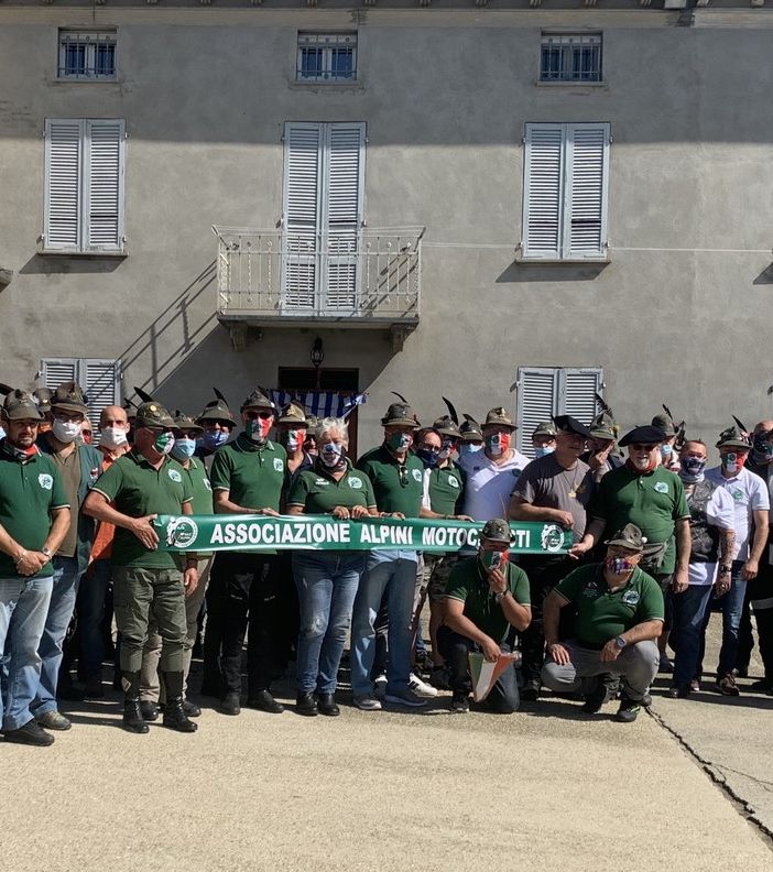 Il gruppone degli Alpini Motociclisti nel cortile dell’Azienda Agricola Garrone Evasio &amp; Figlio