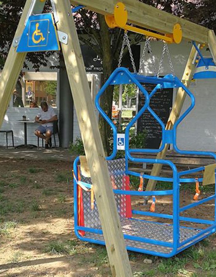 Tra i molti problemi quotidiani che bimbi e ragazzi disabili debbono affrontare, figura anche la carenza di giostre 'inclusive'