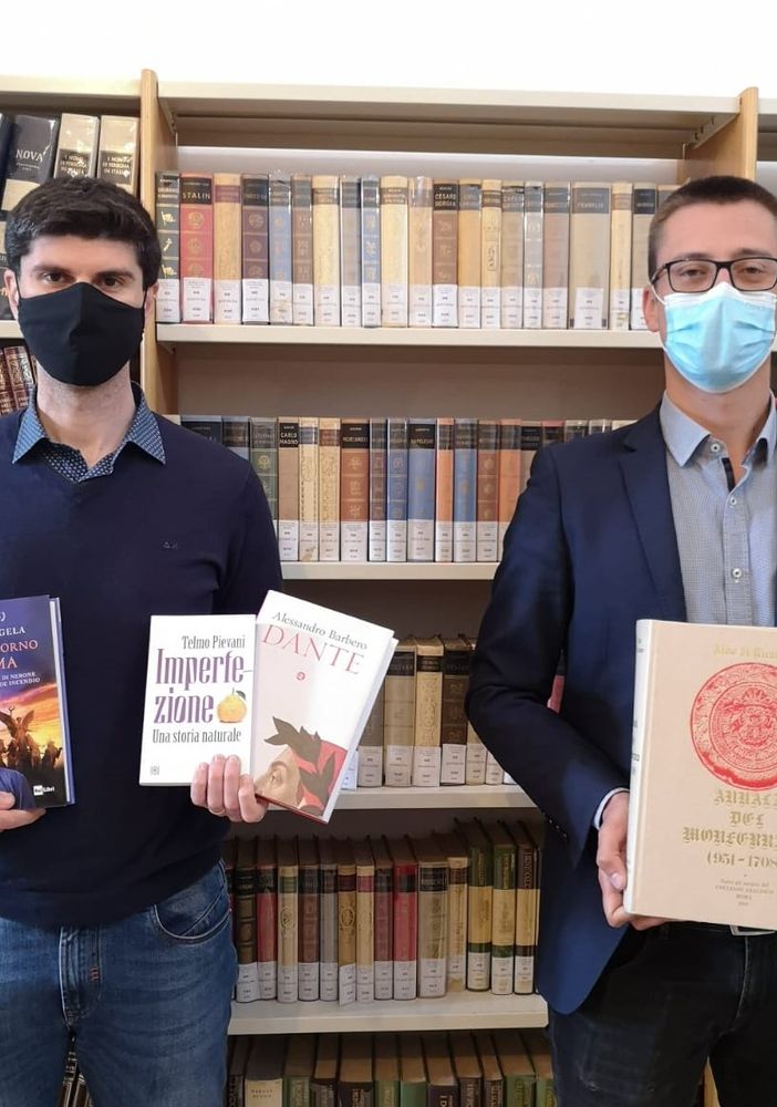 Il sindaco di Moncalvo Orecchia con l0assessore Giroldo e i libri nuovi